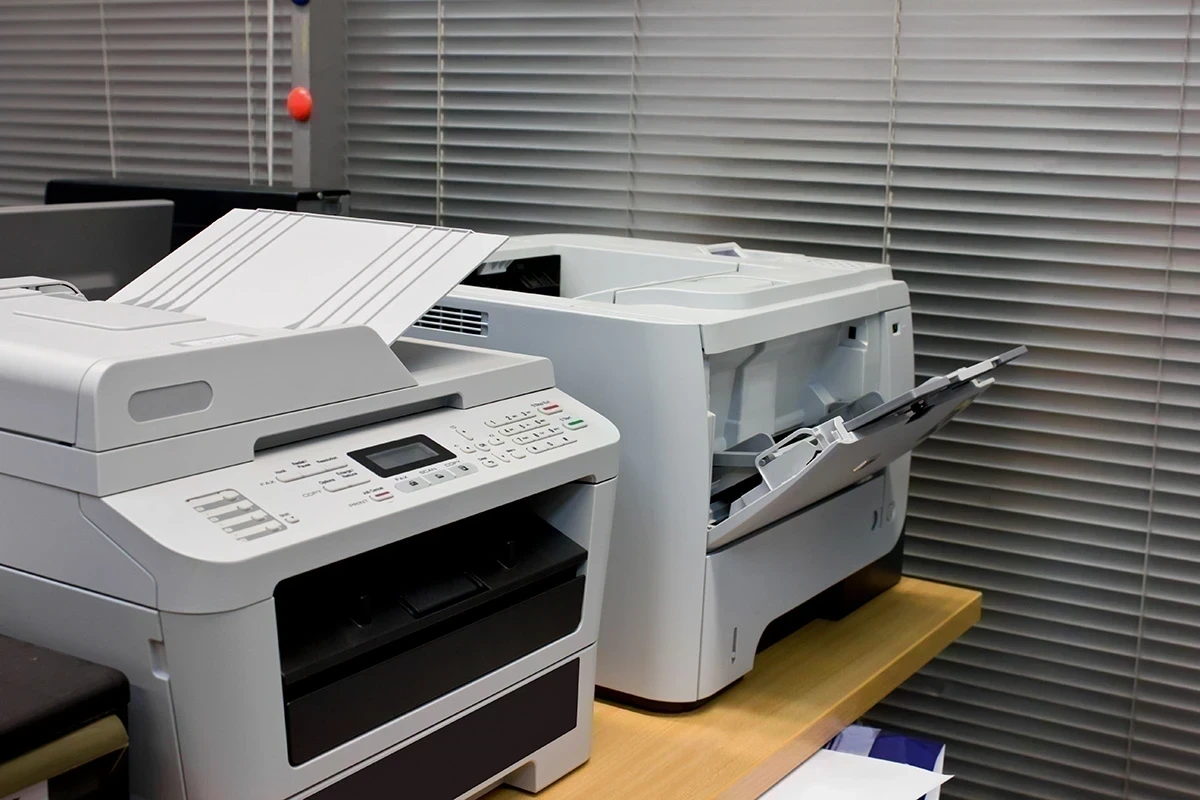 Laser vs. inkoust: Který tisk se vyplatí víc?